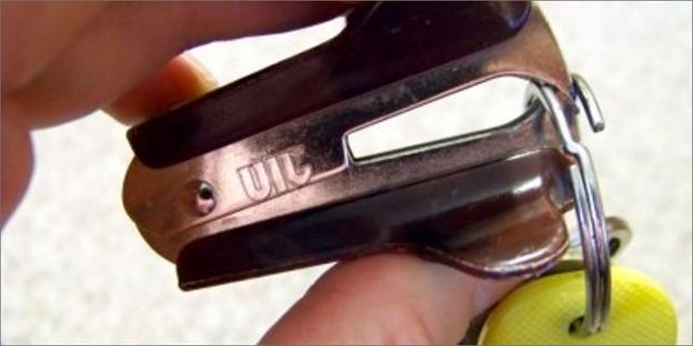 You always break your nails while opening the keyring? No more!