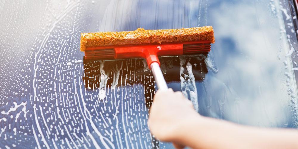 تنظيف النوافذ والزجاج الأمامي تنظيف النوافذ والزجاج الأمامي