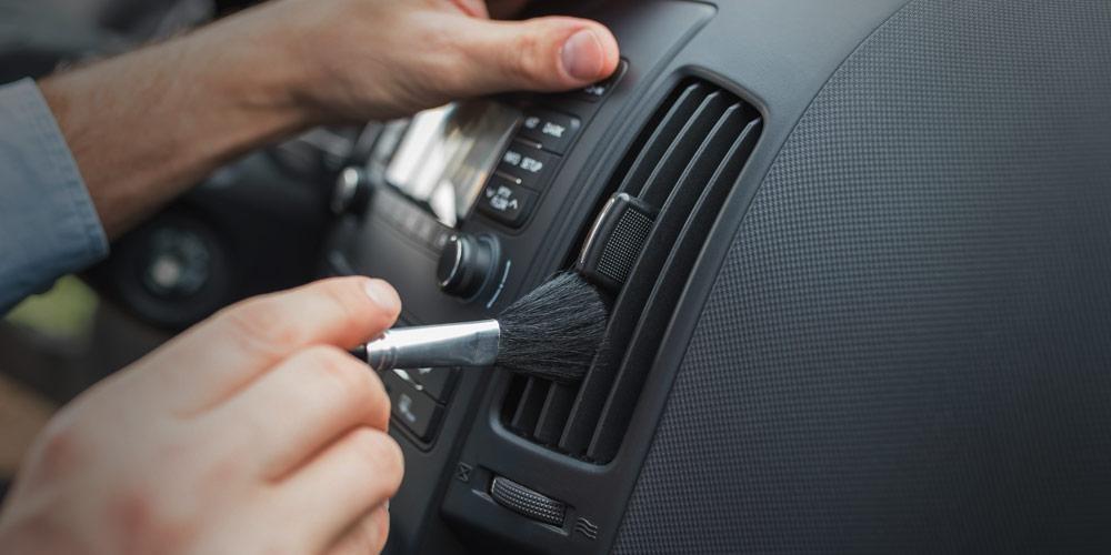 نظف الفتحات والشقوق الأخرى بفرشاة طلاء نظف الفتحات والشقوق الأخرى بفرشاة طلاء